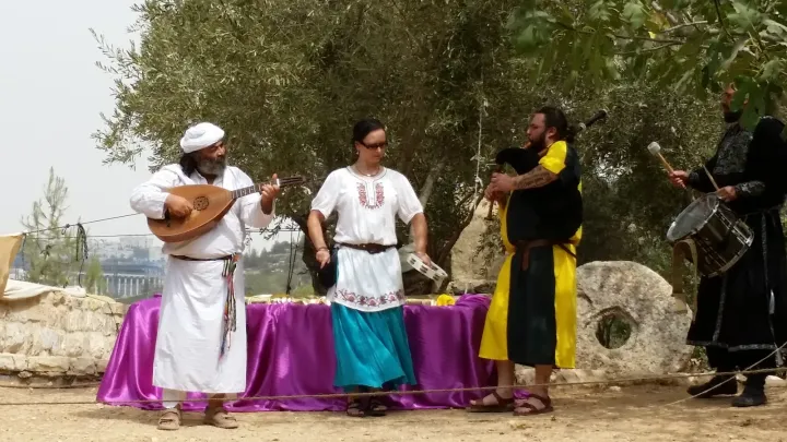 אמנים מציגים סצנה במתחם הפסטיבל הפתוח.