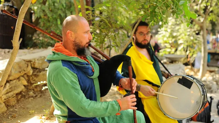 מוזיקאים מבצעים את תוכנית הפסטיבל עם חמת חלילים ותוף.