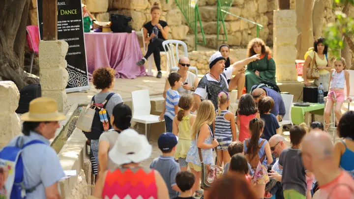 התוכנית המוזיקלית אוספת ילדים ומבוגרים ליד מתחם הפסטיבל.