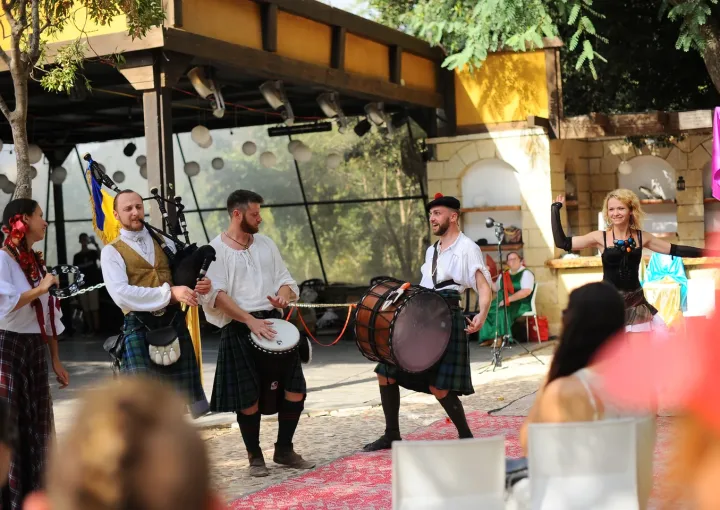 מוזיקאים עם חמת חלילים ותופים מופיעים על במת הפסטיבל.