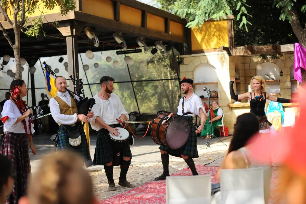 מוזיקאים עם חמת חלילים ותופים מופיעים על במת הפסטיבל.