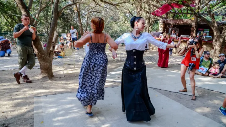 שתי משתתפות מבצעות ריקוד מימי הביניים במתחם הפסטיבל.