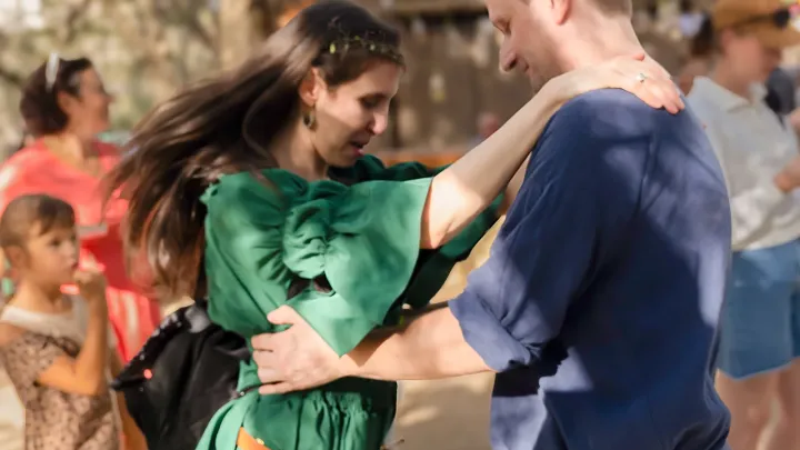 זוג רוקד במתחם הפסטיבל