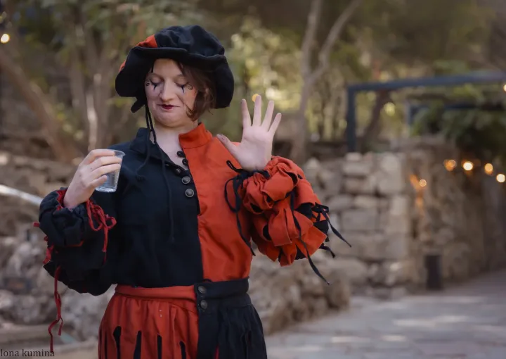 שחקנית בתלבושת היסטורית במהלך מופע תיאטרלי