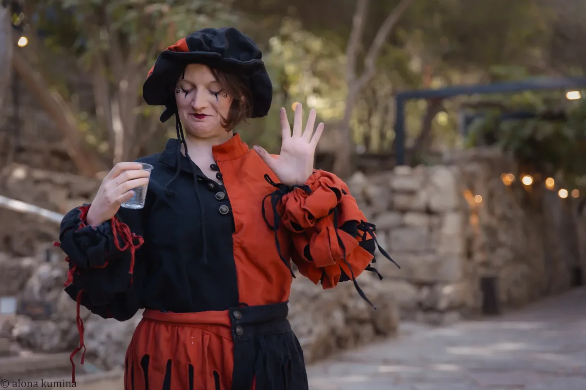 שחקנית בתלבושת היסטורית במהלך מופע תיאטרלי